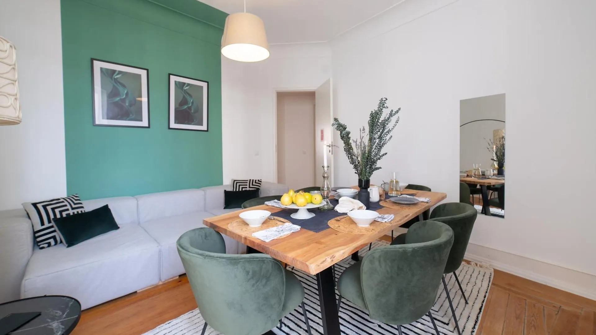 Desterro 2 - Historical Four-Bedroom Apartment Лиссабон