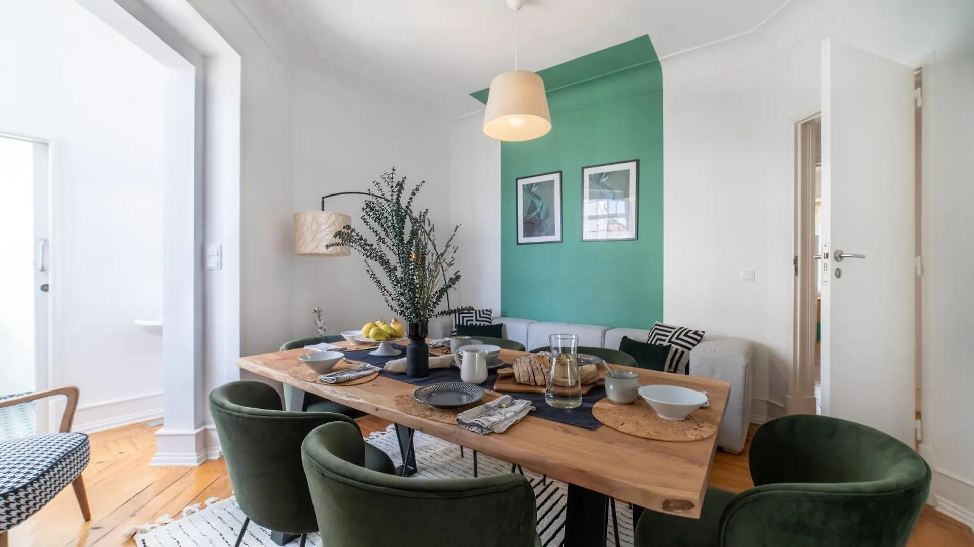 Desterro 2 - Historical Four-Bedroom Apartment Лиссабон