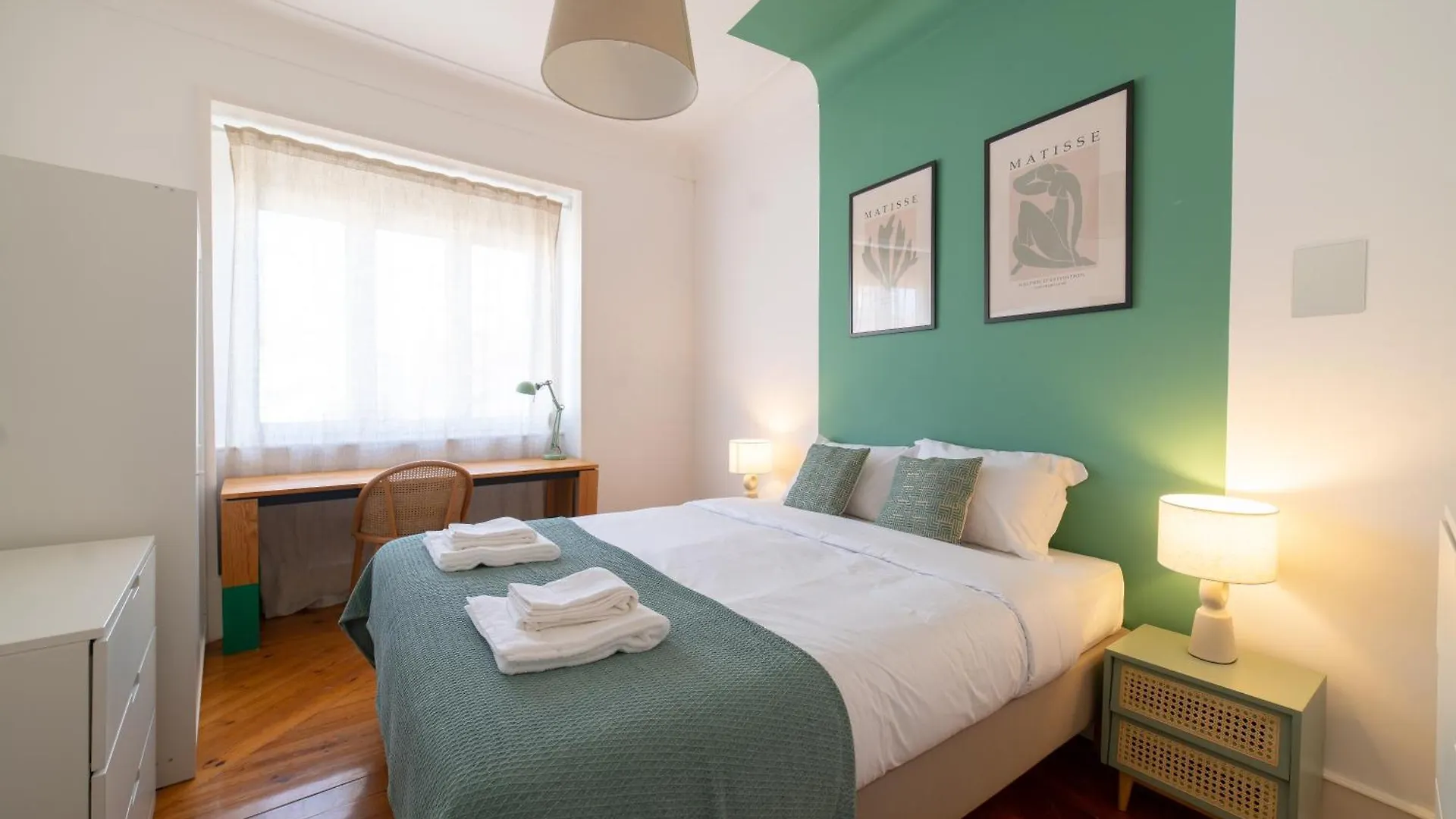 Desterro 2 - Historical Four-Bedroom Apartment Лиссабон